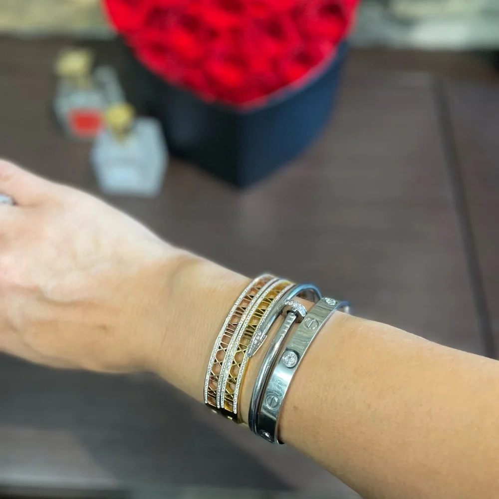 Gorgeous Roman numeral bangle bracelet in Yellow gold plated - Picture 6 of 6